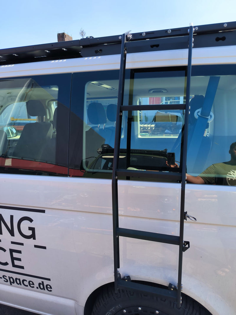 Laden Sie das Bild in Galerie -Viewer, Rolling Space VW T5 T6 T6.1 Seitenleiter | SpaceClimb
