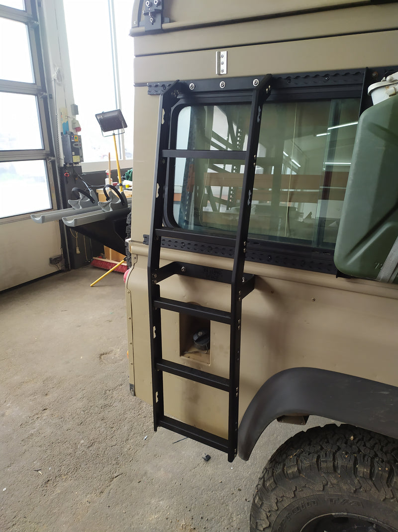 Laden Sie das Bild in Galerie -Viewer, Rolling Space Landrover Defender Seitenleiter | SpaceClimb
