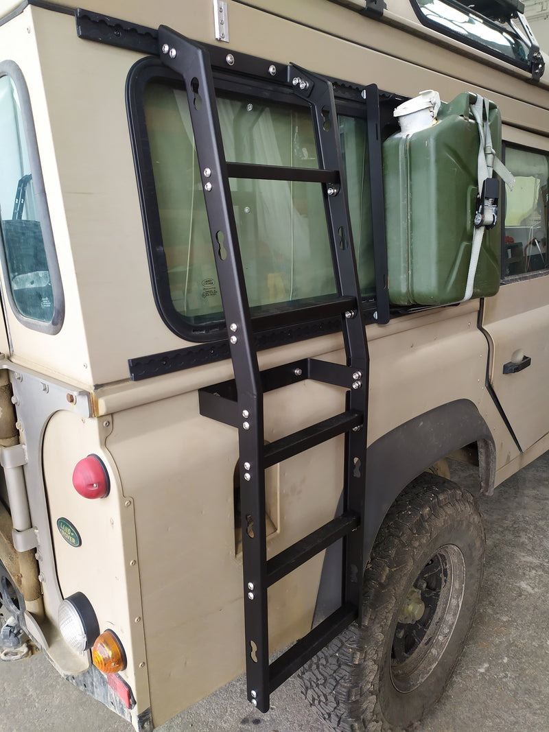 Laden Sie das Bild in Galerie -Viewer, Rolling Space Landrover Defender Seitenleiter | SpaceClimb
